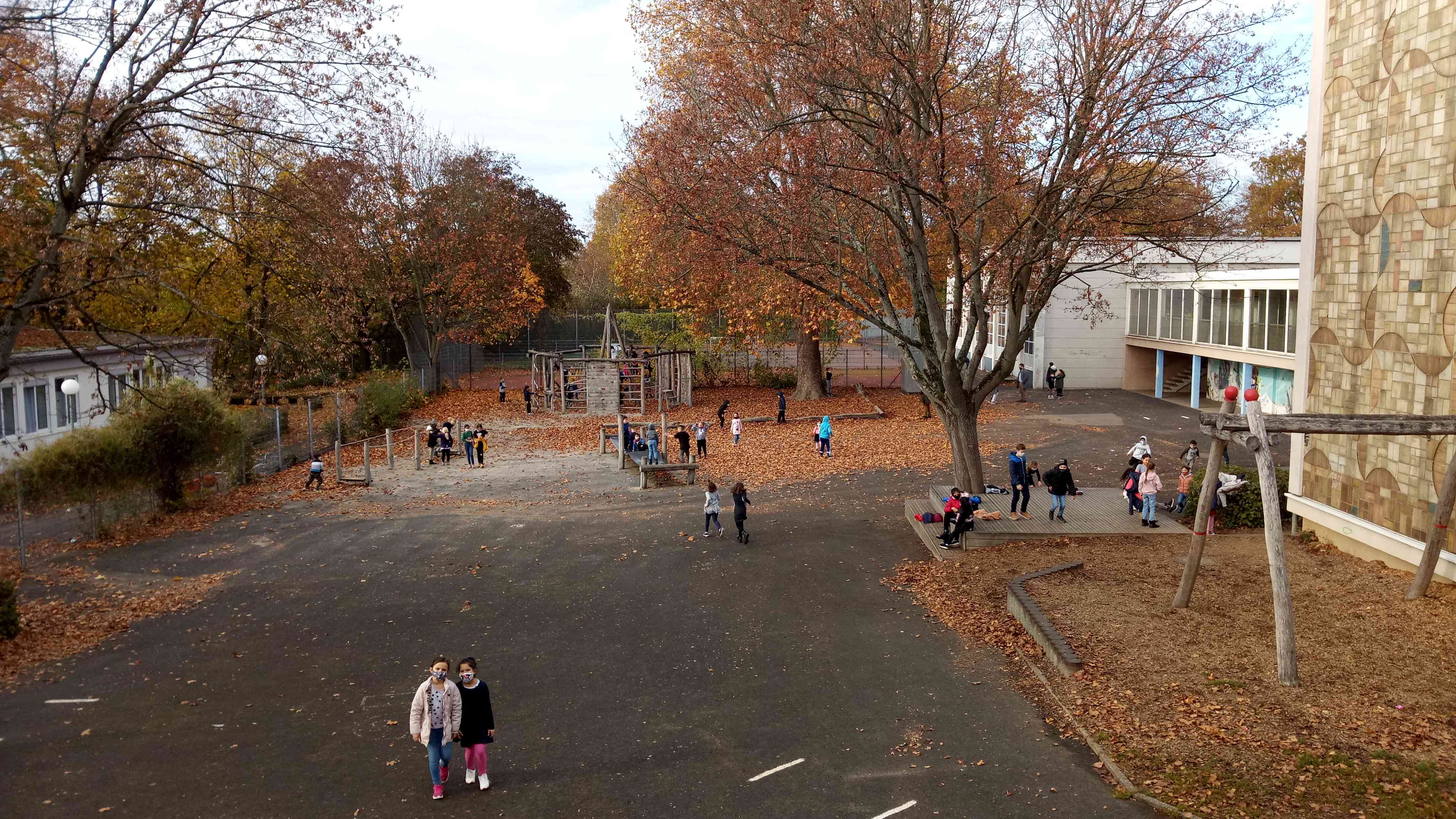 Herbst auf dem Schulhof mit Abstand und Maske